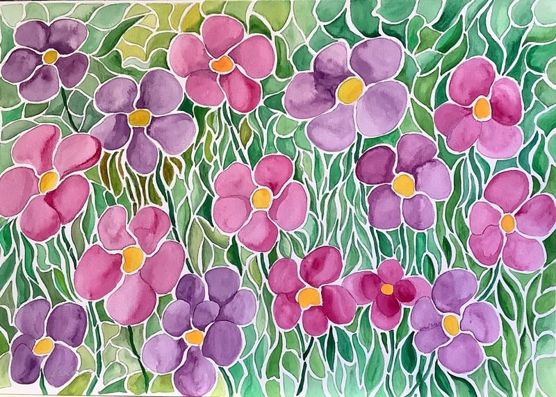 Flors liles i roses sobre fulles verdes