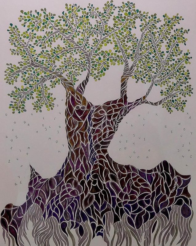 Figura-arbre de mosaic morat envoltada de lletres